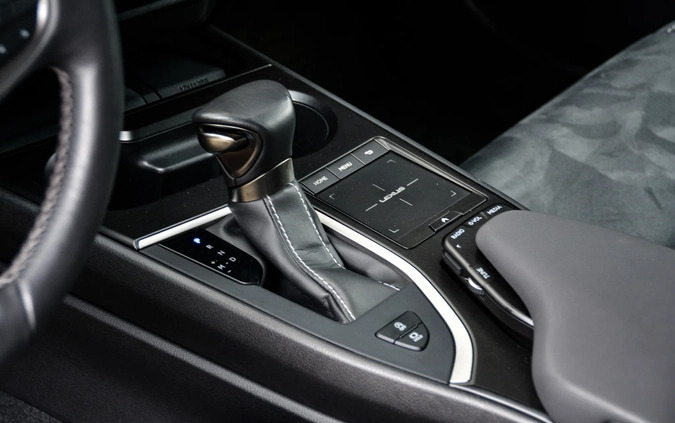 Lexus UX cena 116900 przebieg: 48962, rok produkcji 2019 z Koziegłowy małe 37